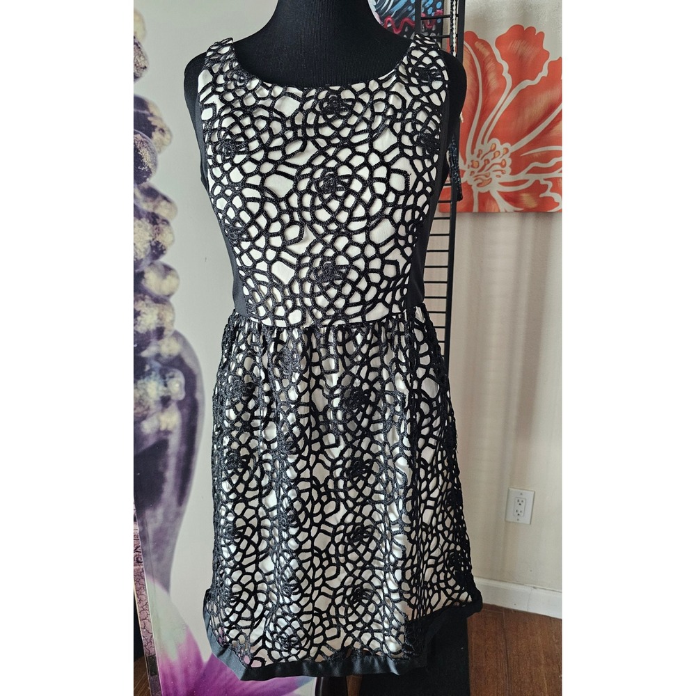 ISAAC MIZRAHI Black Ivory Floral Embroidered Overlay Fit Flare Sleeveless L?